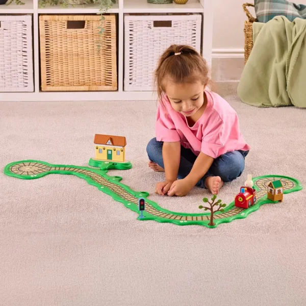 imagen de Peppa Cerdita Whizz-Around Conejita Rebeca con tren rojo juego de juguetes 4