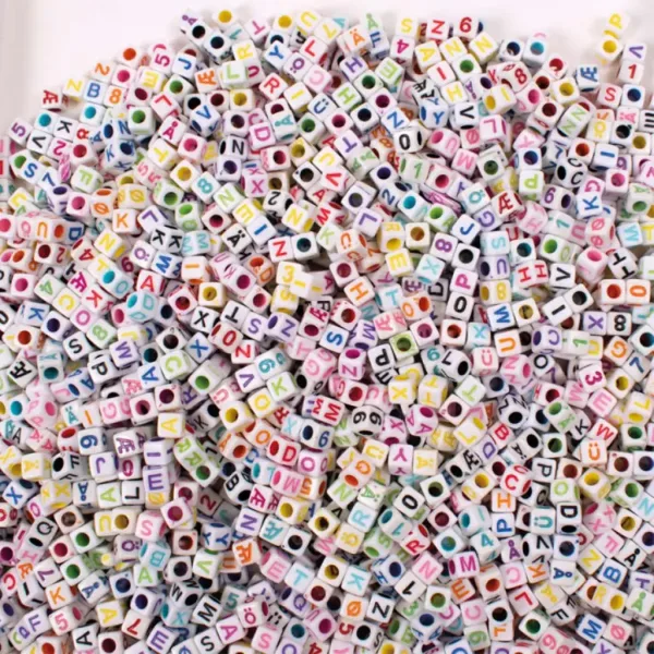 imagen de PlayBox: Conjunto de perlas de letras y números de colores de 1500 piezas de 6 mm 1