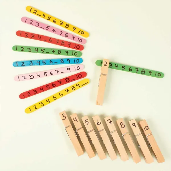 imagen de PlayBox: Pinzas decorativas de madera natural 74mm paquete de 24 3