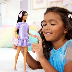 imagen de Barbie: Amigas Fashionista muñeca de moda con auriculares en vestido morado – Mattel 5