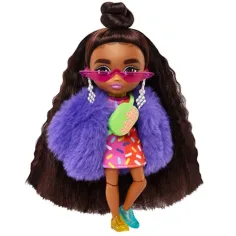imagen de Barbie Extravagante mini muñeca con zapatos desiguales - Mattel 2