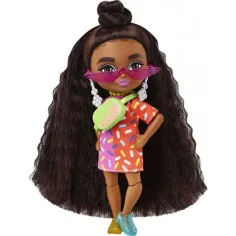 imagen de Barbie Extravagante mini muñeca con zapatos desiguales - Mattel 3