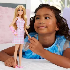 imagen de Barbie: Muñeca de moda Fashionista amigas en yeso con vestido a cuadros rosa – Mattel 5