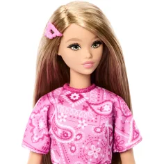 imagen de Barbie: Muñeca de moda Fashionista con amigas en vestido rosa con estampado de pañuelo - Mattel 3