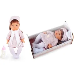 Bebé que orina con ropa a cuadros y cuna de 30cm