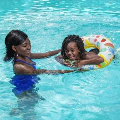 imagen de Bestway: Divertido flotador de piscina con diseño tropical en dos versiones de 61cm 1ud 3