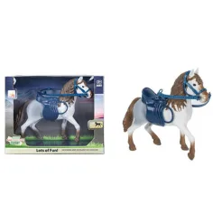 Caballo blanco con silla y brida