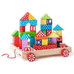 Carrito de arrastre de madera con bloques de construcción y letras