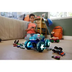 imagen de Hot Wheels Monster Trucks: Coche monstruo interactivo Mega Wrex a control remoto - Mattel 3