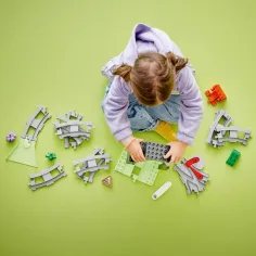 imagen de LEGO® DUPLO®: Set de accesorios de túnel y vías de tren (10425) 3