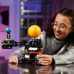 imagen de LEGO® Technic: La Tierra y su Luna en órbita (42179) 7