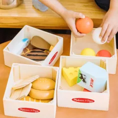 imagen de Melissa&Doug: Conjunto de juego de alimentos en cajas de madera - Spin Master 4