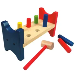 Mesa de madera con martillo