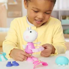 imagen de Peppa Pig: Set de figuras de Suzy vestida con accesorios - Hasbro 3