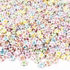 PlayBox: Conjunto de cuentas con forma de flor blanca y letras 920 unidades