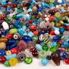 PlayBox: Conjunto de cuentas de vidrio en varios colores y formas para ensartar 200gr