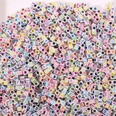 PlayBox: Conjunto de perlas de letras y números de colores de 1500 piezas de 6 mm