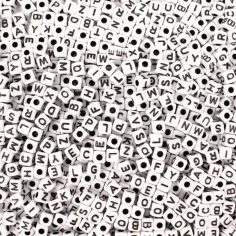 PlayBox: Paquete de 1000 cuentas de letras mini enhebrables