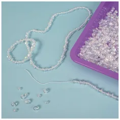 imagen de PlayBox: Perlas brillantes para enhebrar de 5-8mm 1000ud 3