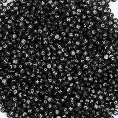 PlayBox: Set de perlas de plástico negro con letras de 500 piezas
