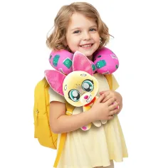 imagen de Viajeros amigos – Bree SunShine Napsugár Letti figura de peluche con maleta y almohada de viaje 2