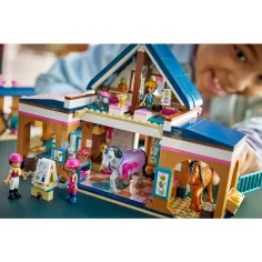 imagen de LEGO® Friends: Establo y escuela de equitación (42688) 9