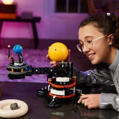 imagen de LEGO® Technic: La Tierra y su Luna en órbita (42179) 4