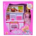 Muñeca con cocina de juguete