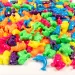 imagen de PlayBox: Animales de colores con cuentas para ensartar en diferentes colores, paquete de 250 piezas 1