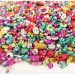 PlayBox: Set de perlas de colores metálicos de formas variadas 3000 piezas
